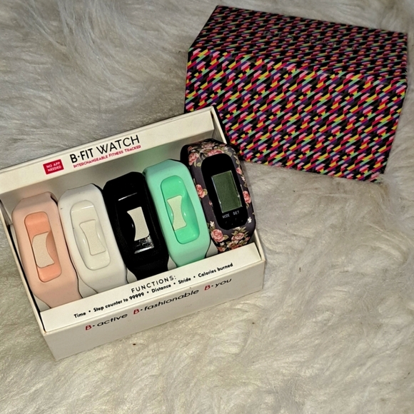 B-Fit Activity Fitness Tracker.New in Box includes Tracker and Interchange bands - Picture 1 of 7